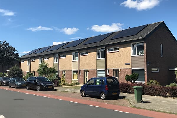 Dit is een afbeelding van een referentieproject. Op e afbeelding zie je rijtjeswoningen.