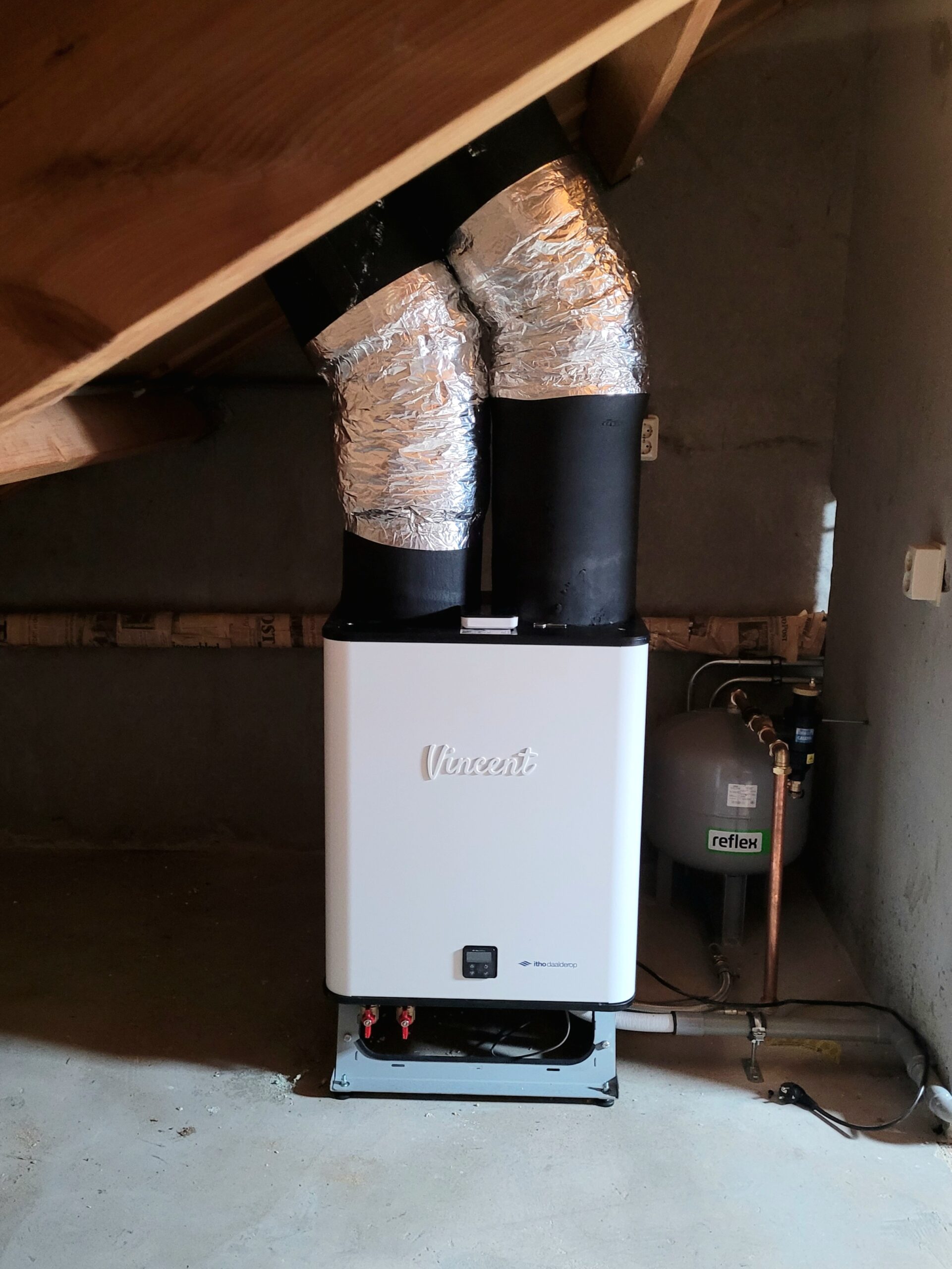 Dit is een afbeelding van referentieproject De Deel en De Zaaiviool in Biddinghuizen. Op de afbeelding is een Vincent warmtepomp te zien.