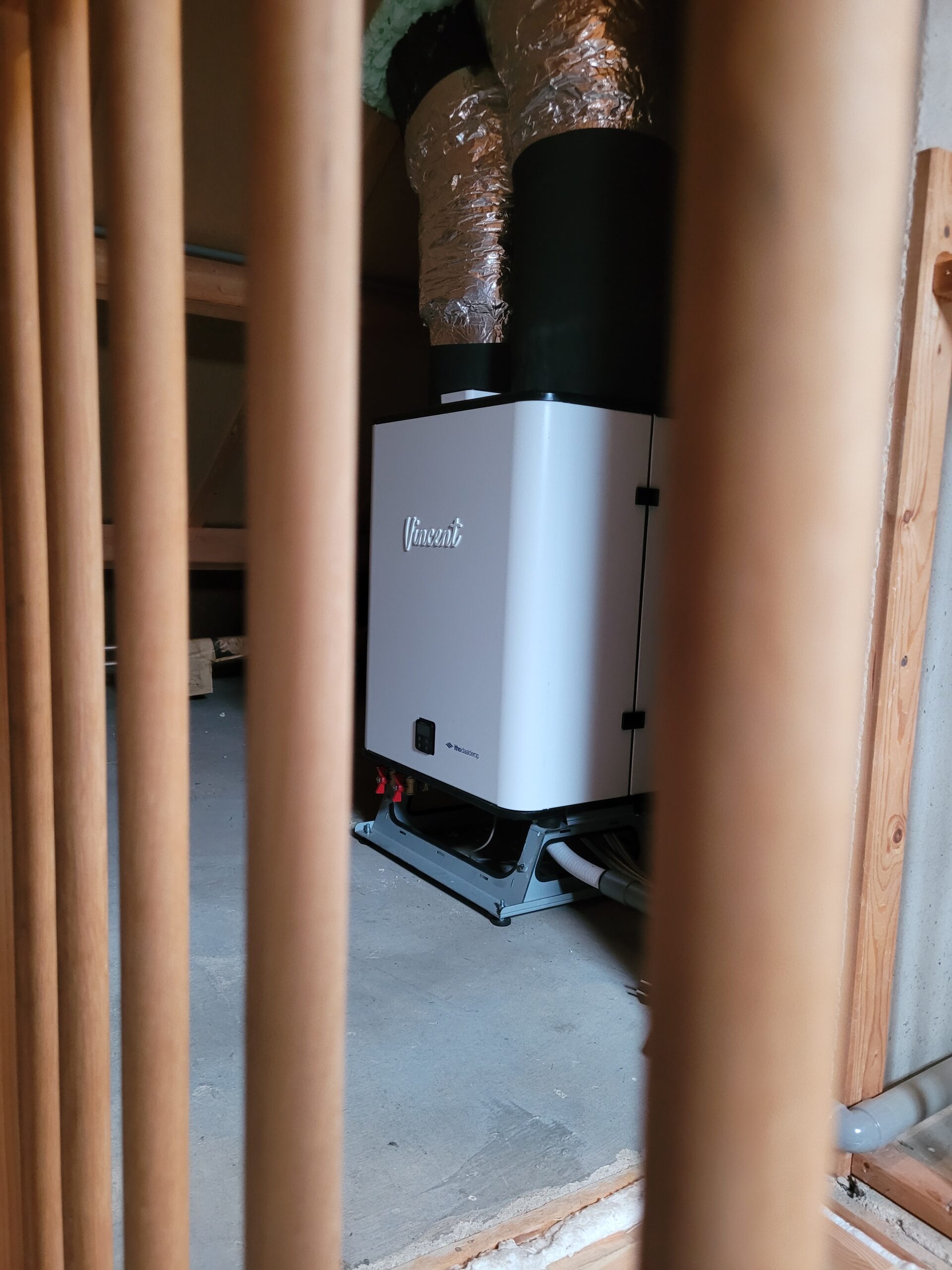 Dit is een afbeelding van referentieproject De Deel en De Zaaiviool in Biddinghuizen. Op de afbeelding is een Vincent warmtepomp te zien.