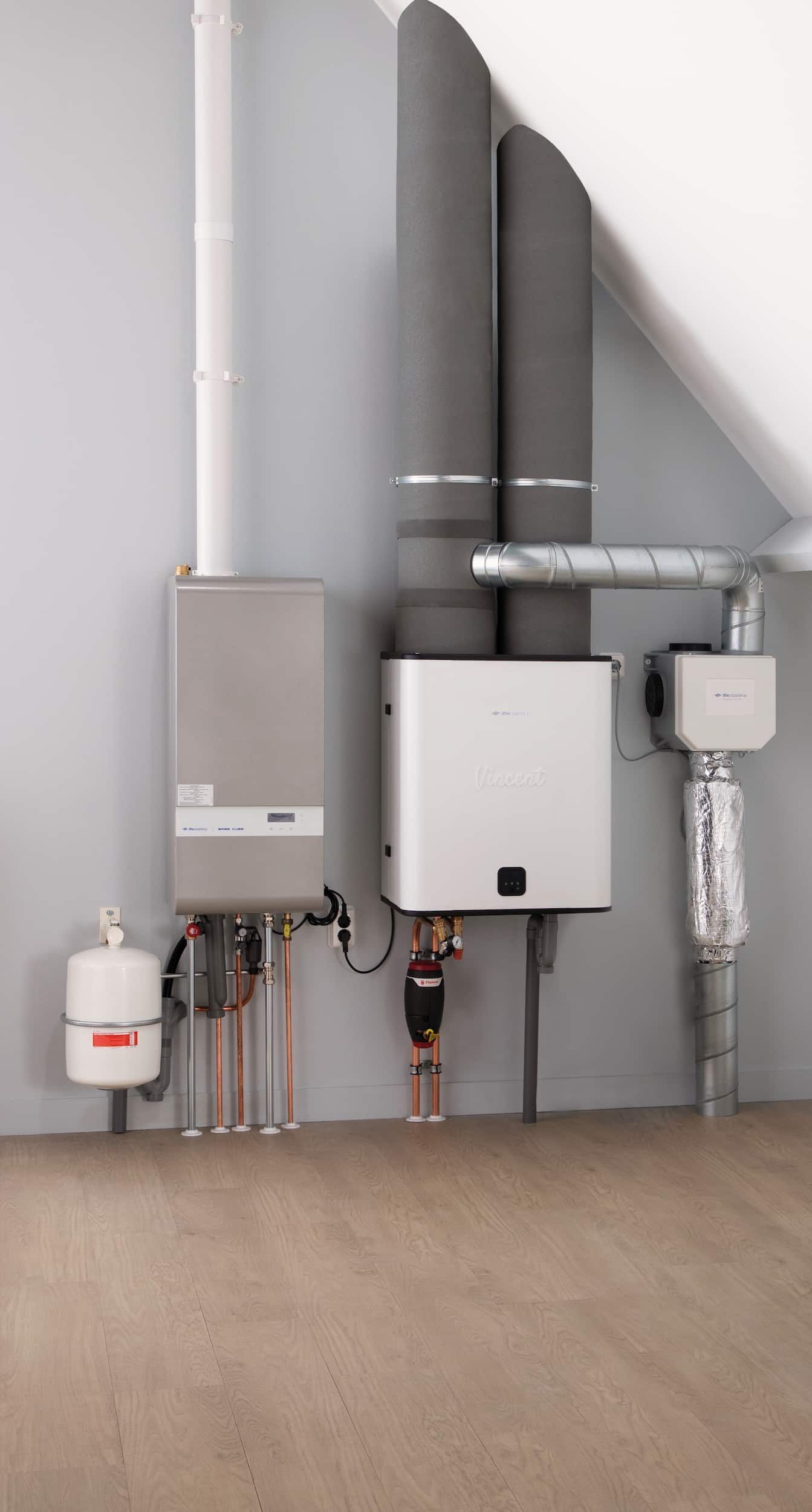 Dit is een afbeelding van de Vincent hybride warmtepomp van Itho Daalderop. Op de afbeelding is de installatie te zien op zolder.