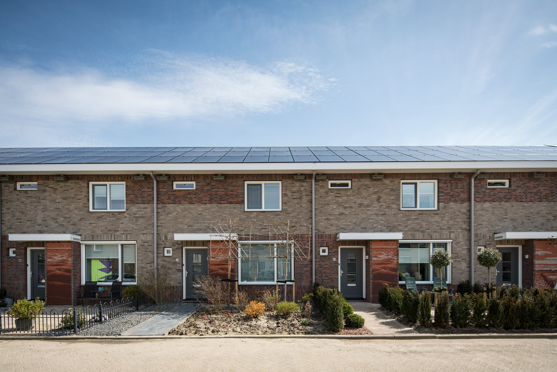 Dit is een luchtfoto van referentieproject Bloemenbuurt in Sommelsdijk waarin nul-op-de-meterwoningen te zien zijn met zonnepanelen